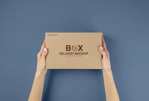 高质量手持瓦楞纸快递纸箱包装盒贴图设计展示样机PSD模板