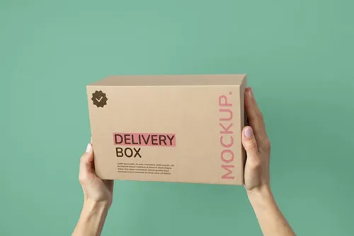 高质量手持瓦楞纸快递纸箱包装盒贴图设计展示样机PSD模板