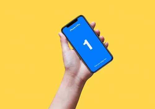 手持的 iPhone 11 Pro 手机样机(PSD)