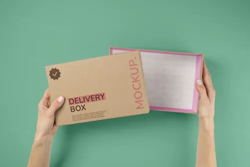 高质量手持瓦楞纸快递纸箱包装盒贴图设计展示样机PSD模板