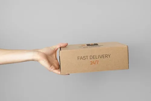 高质量手持瓦楞纸快递纸箱包装盒贴图设计展示样机PSD模板