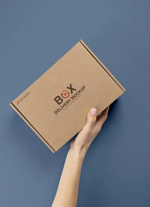 高质量手持瓦楞纸快递纸箱包装盒贴图设计展示样机PSD模板