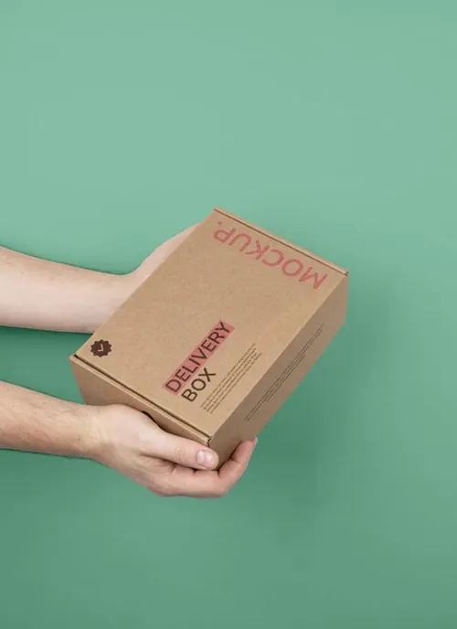 高质量手持瓦楞纸快递纸箱包装盒贴图设计展示样机PSD模板