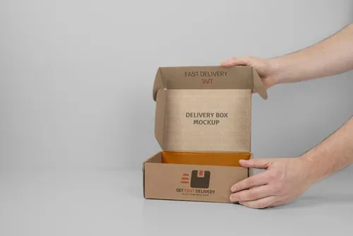 高质量手持瓦楞纸快递纸箱包装盒贴图设计展示样机PSD模板