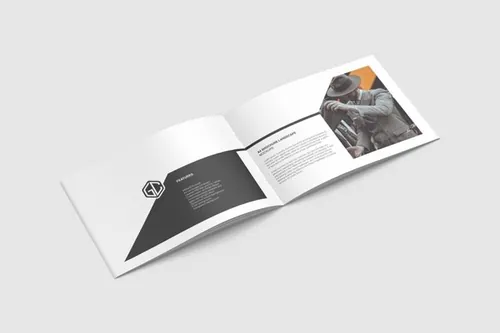 打开的 A4 尺寸横版画册设计展示样机（PSD）