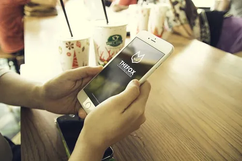 手拿手机场景PSD贴图模板TheFox Photorealistic iPhone 6 Plus PSD Mock-Ups
