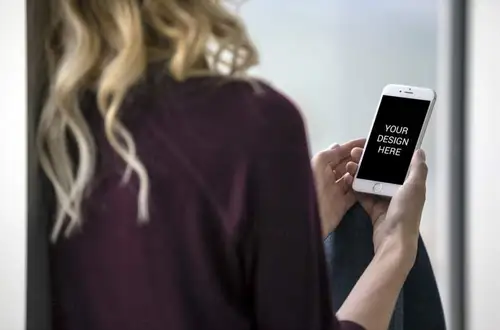 女士手拿iPhone手机模型PSD贴图模板Lady Using iPhone Mockup