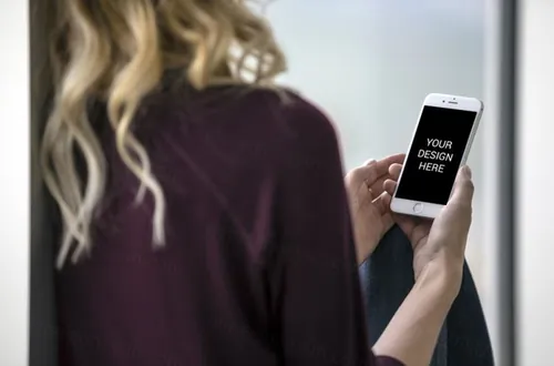 女士手拿iPhone手机模型PSD贴图模板Lady Using iPhone Mockup