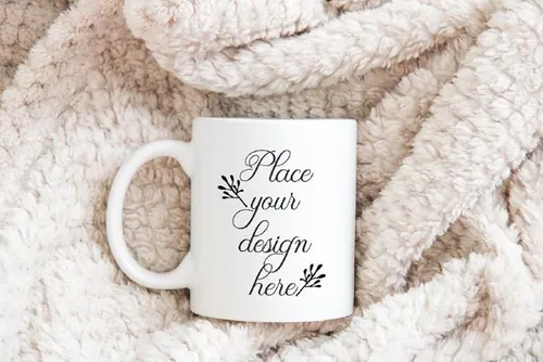 动态毛毯上的咖啡杯样机贴图展示模版 Winter coffee mug mockup xmas mock