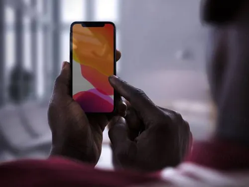 iPhone X手上模型iPhone X in hand mockup