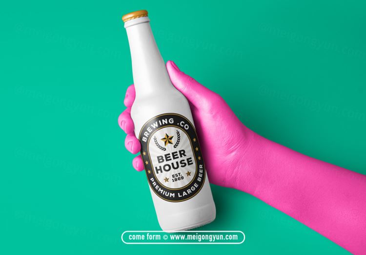 手握啤酒贴图样机 Beer Mockup P1