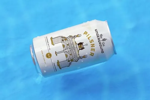 在水中透视角度的啤酒易拉罐 Can in Water Mockup Set