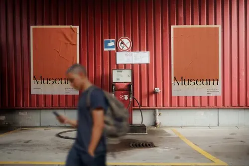 户外皱巴巴的宣传单海报广告设计贴图展示样机PSD模板 Wal