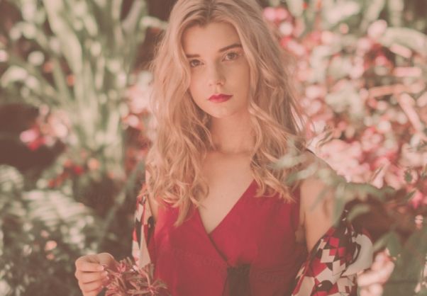 暖色调时尚温馨手机端APP宣传广告图PSD海报模板Blush Emot