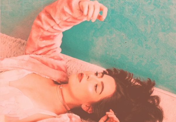 暖色调时尚温馨手机端APP宣传广告图PSD海报模板Blush Emot