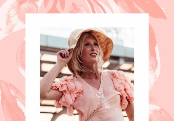 暖色调时尚温馨手机端APP宣传广告图PSD海报模板Blush Emot