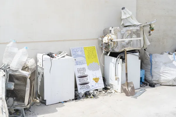 末日废土风废弃杂乱垃圾场景海报传单招贴设计贴图展示样机模板 Poster Mockup-19