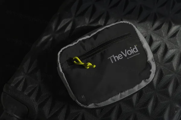 潮流暗黑风高级感便携袋品牌包装设计提案样机模板素材 Dark MERCHANDISE Mockup