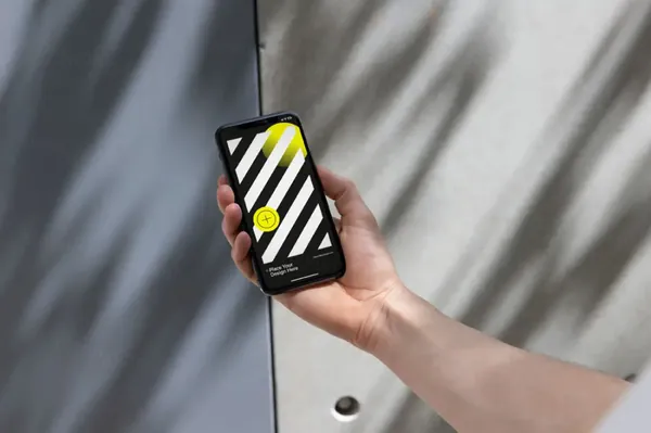 手持苹果手机场景贴图APP设计提案UI展示样机模板  iPhone Mockup-2