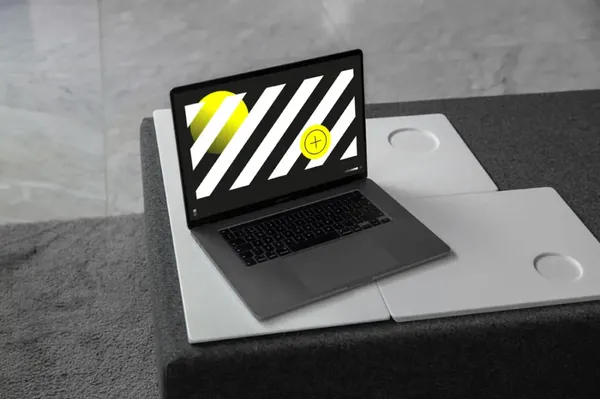 苹果笔记本场景贴图Web设计提案展示样机模板  Macbook Mockup