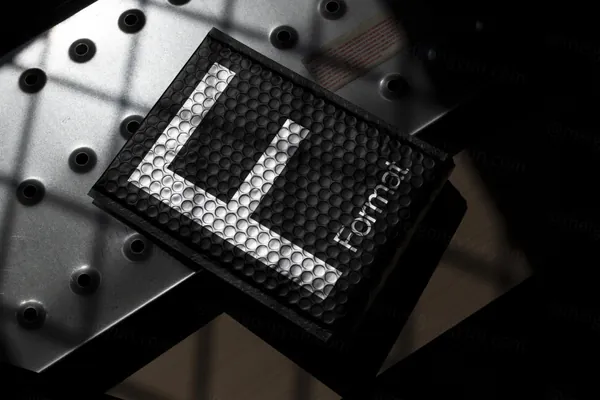 高端摄影实拍快递袋快递包装设计提案贴图展示样机模板素材 Chrome Parcel Packaging