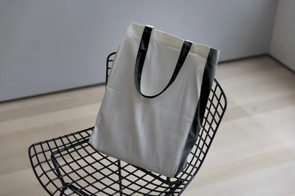 放在椅子上的环保袋帆布袋手提袋包装设计提案贴图展示样机模板  MERCHANDISE Mockup