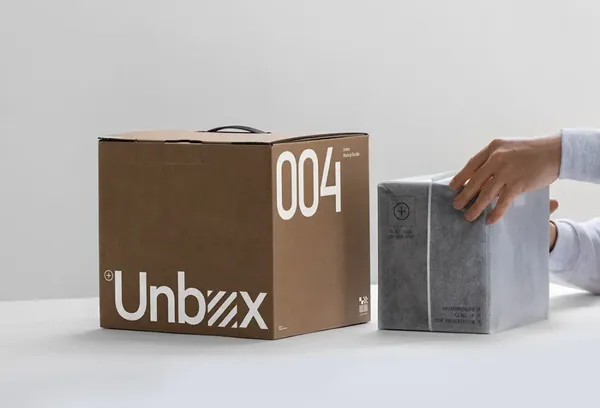 高质量拆箱场景特写镜头瓦楞纸快递纸箱品牌包装设计贴图展示样机模板 Unboxing Mockup-6