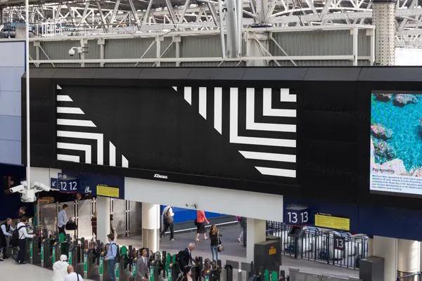 高质量都市地铁站头顶大广告牌海报设计贴图展示样机PSD模板素材 NO.001