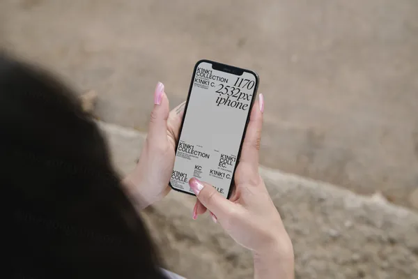 高质量手持手机APP设计UII贴图展示样机模板素材  iPhone Mockup 01