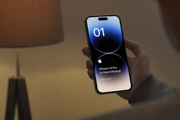 极简主义手持苹果手机APP设计提案UI贴图展示样机模板 iPhone 14 Pro In Hand Mockup-1