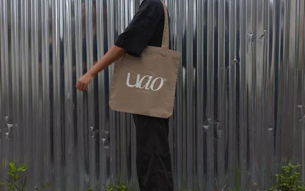 高质量女士模特手提袋环保袋品牌包装设计贴图展示样机模板 TOTE BAG MOCKUP-2