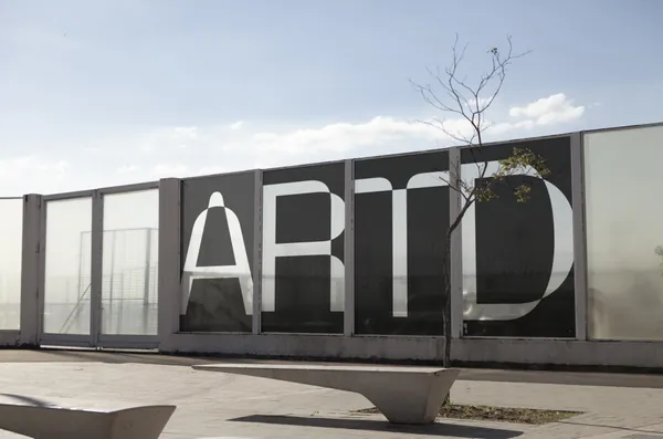 高端定制级透明玻璃围栏广告海报设计贴图展示样机模板素材 ARTD C02 OOH 001