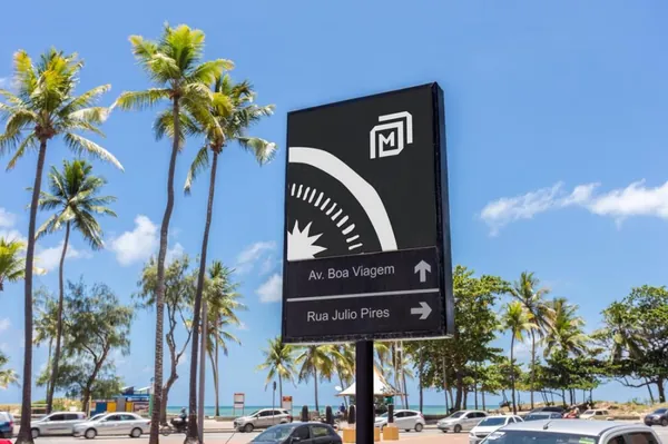 高质量海滨城市街道实拍路边站台灯箱广告牌海报设计提案展示样机模板 BRA-PE004