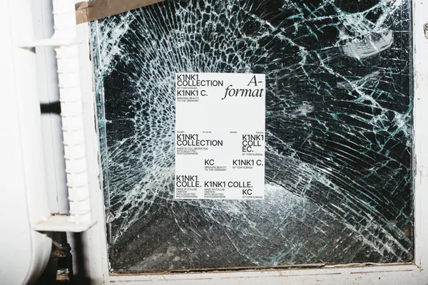 高端户外实拍破损玻璃上的宣传单海报设计提案贴图展示样机模板 Poster 04