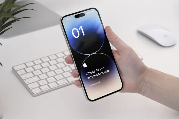 极简主义手持苹果手机APP设计提案UI贴图展示样机模板 iPhone 14 Pro In Hand Mockup-16