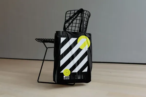 挂在椅子上的环保袋帆布袋手提袋包装设计提案贴图展示样机模板  MERCHANDISE Mockup