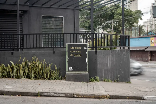 高质量户外高清摄影城市街头小广告海报传单设计贴图展示样机模板 Poster Mockup-1