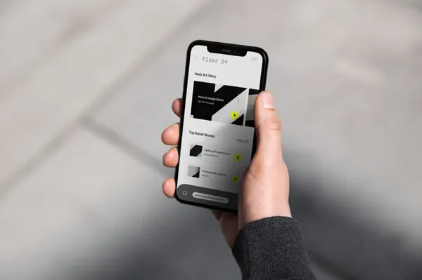 手持苹果手机场景贴图APP设计提案UI展示样机模板  iPhone Mockup-1