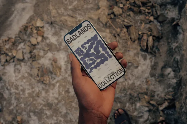 高质量手持手机APP设计UII贴图展示样机模板素材  iPhone Mockup 02