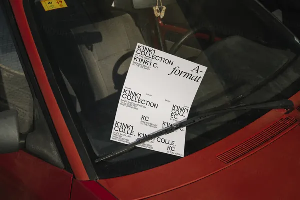 高端户外实拍夹在汽车雨刷器上的宣传单海报设计提案贴图展示样机模板 Poster 01