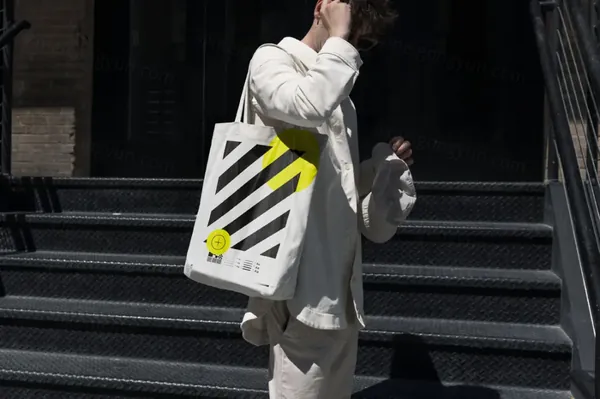 挎在男士肩膀的环保袋帆布袋手提袋包装设计提案贴图展示样机模板  MERCHANDISE Mockup