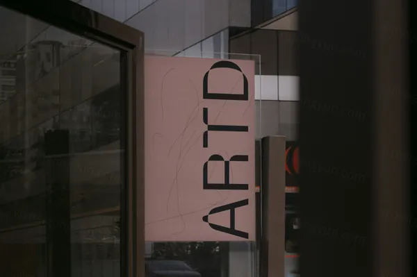 高端定制级实拍无CG窗户橱窗广告海报设计贴图展示样机模板素材 ARTD C02 Poster 011