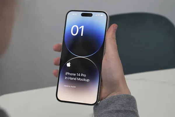 极简主义手持苹果手机APP设计提案UI贴图展示样机模板 iPhone 14 Pro In Hand Mockup-15