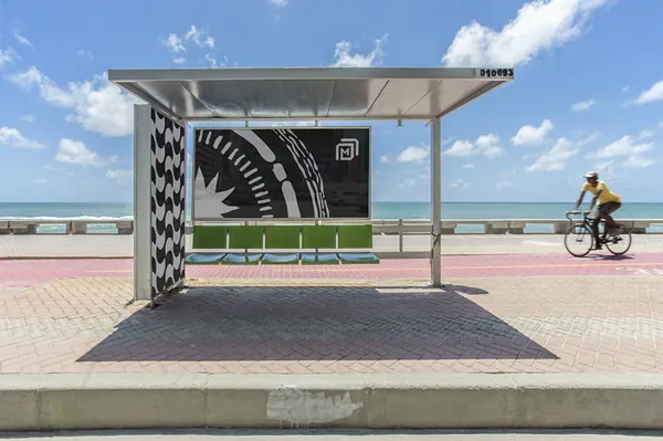 高质量海滨城市街道实拍路边站台灯箱广告牌海报设计提案展示样机模板 BRA-PE005