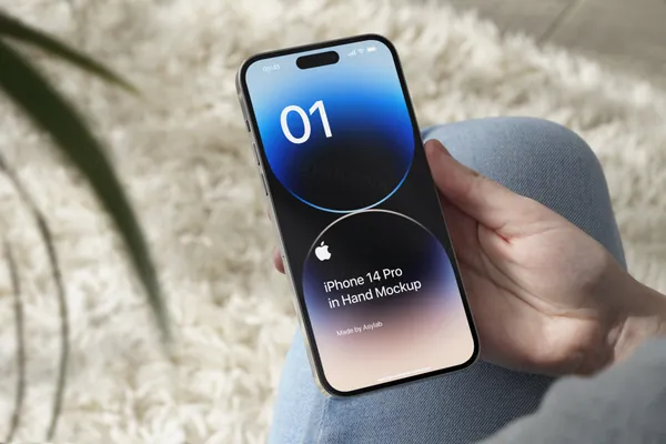 极简主义手持苹果手机APP设计提案UI贴图展示样机模板 iPhone 14 Pro In Hand Mockup-11