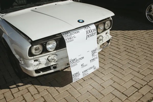 高端户外实拍夹在宝马汽车盖的宣传单海报设计提案贴图展示样机模板 Poster 06