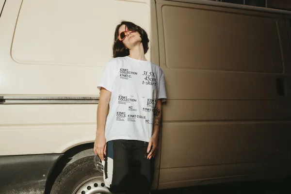 高端户外实拍男士模特T恤潮牌服饰设计提案贴图展示样机模板 T-Shirt 01-1