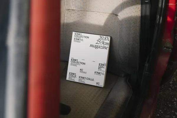 高端户外实拍放在汽车坐垫的画册杂志封面设计提案贴图展示样机模板 Magazine 02