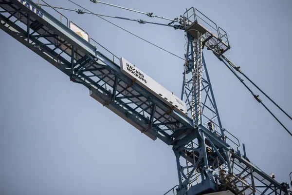 户外工地塔吊广告牌实拍建筑公司企业品牌设计VI提案展示样机模板 Construction Mockup