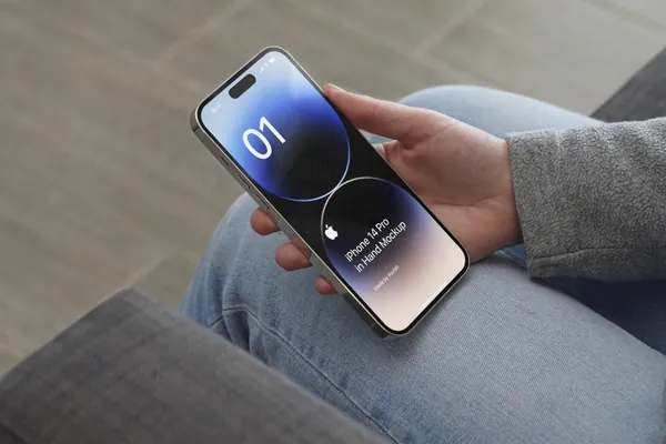 极简主义手持苹果手机APP设计提案UI贴图展示样机模板 iPhone 14 Pro In Hand Mockup-14